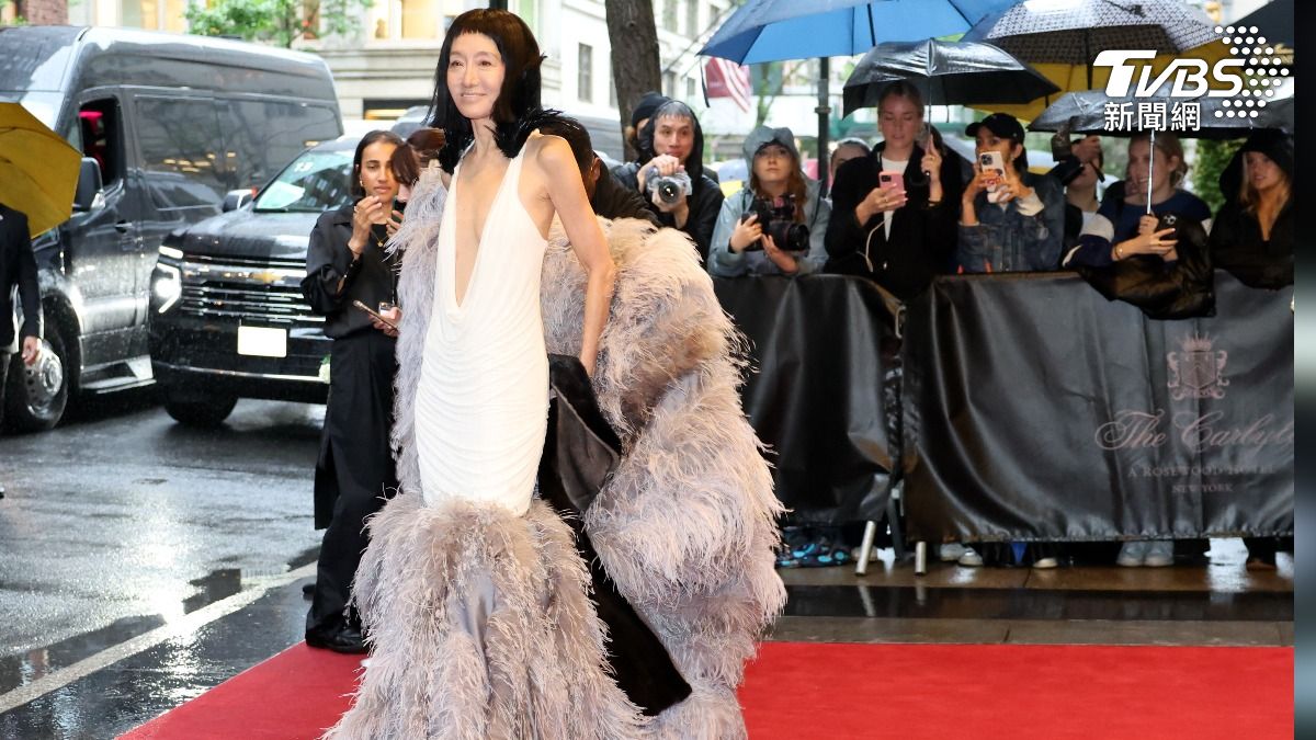 75歲婚紗女王Vera Wang Met Gala開深V剪瀏海粉絲認不出