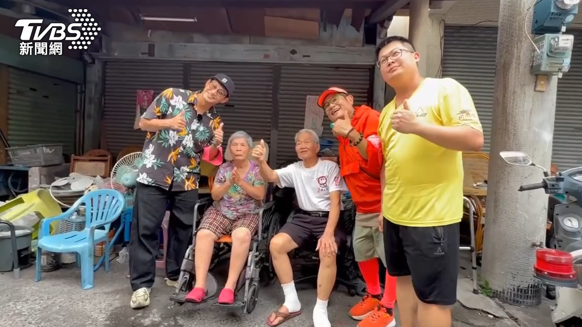 粉紅超跑駕正德高中!許效舜錄節目2度相逢 香燈腳簇擁合影