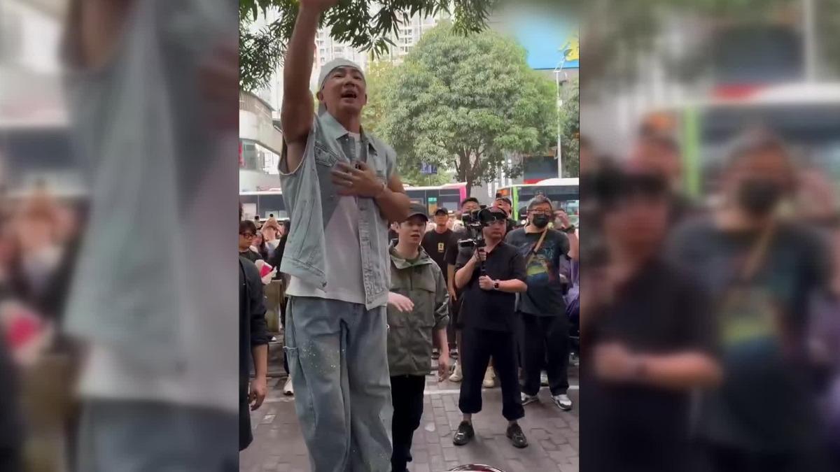 劉畊宏去南寧錄節目引起路人圍觀。(圖/取自微博)