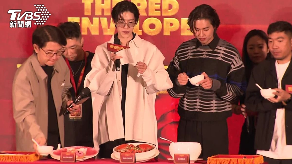 紅蟳米糕收服眾人味蕾。(圖/周育鋒攝)