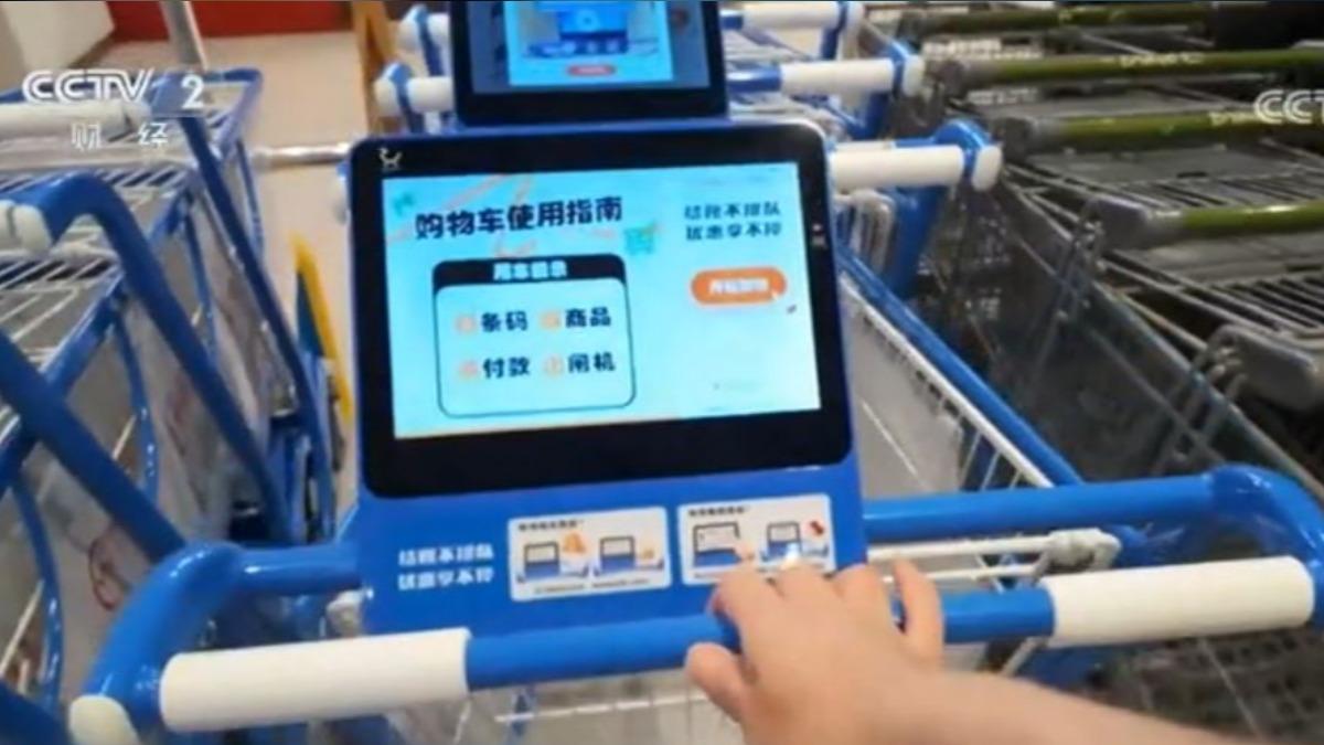 大陸超市引進新科技,會結帳的智慧購物車。(圖/央視新聞)