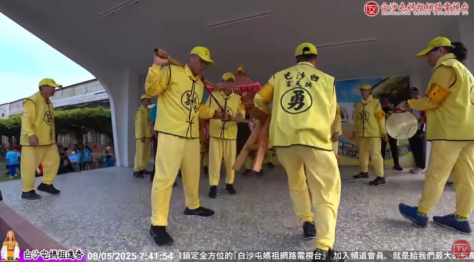 媽祖停駕埔鹽國小司令台上。（圖／翻攝自「白沙屯媽祖網路電視台」YouTube頻道）