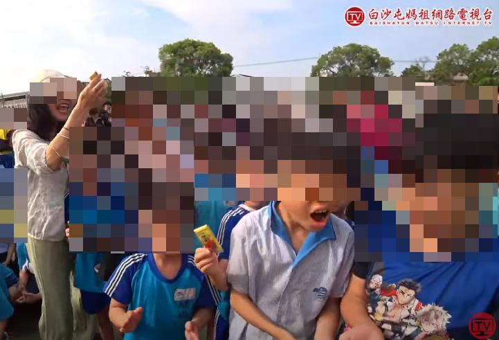 學生一臉錯愕，老師則滿臉笑容。（圖／翻攝自「白沙屯媽祖網路電視台」YouTube頻道）