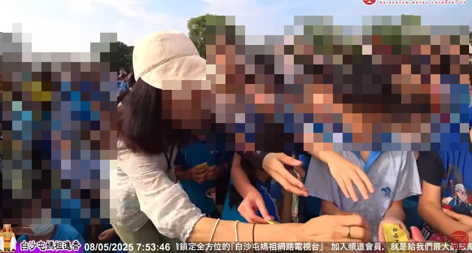 老師從小孩手中搶過結緣品。（圖／翻攝自「白沙屯媽祖網路電視台」YouTube頻道）