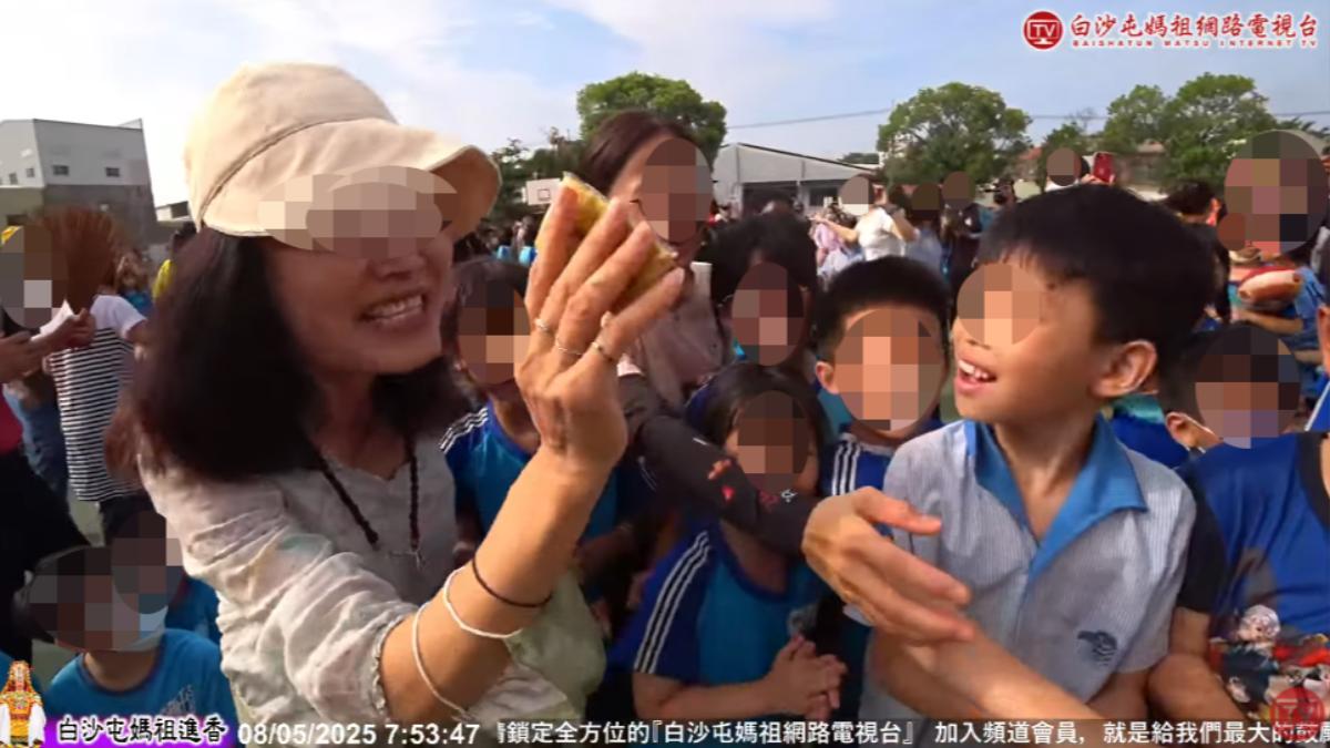 學生領白沙屯媽結緣品!女師「手中強搶」笑開懷 埔鹽國小道歉了
