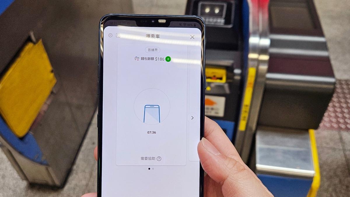 iPhone一「嗶」進站!傳台開放NFC交易功能 悠遊卡公司回應了