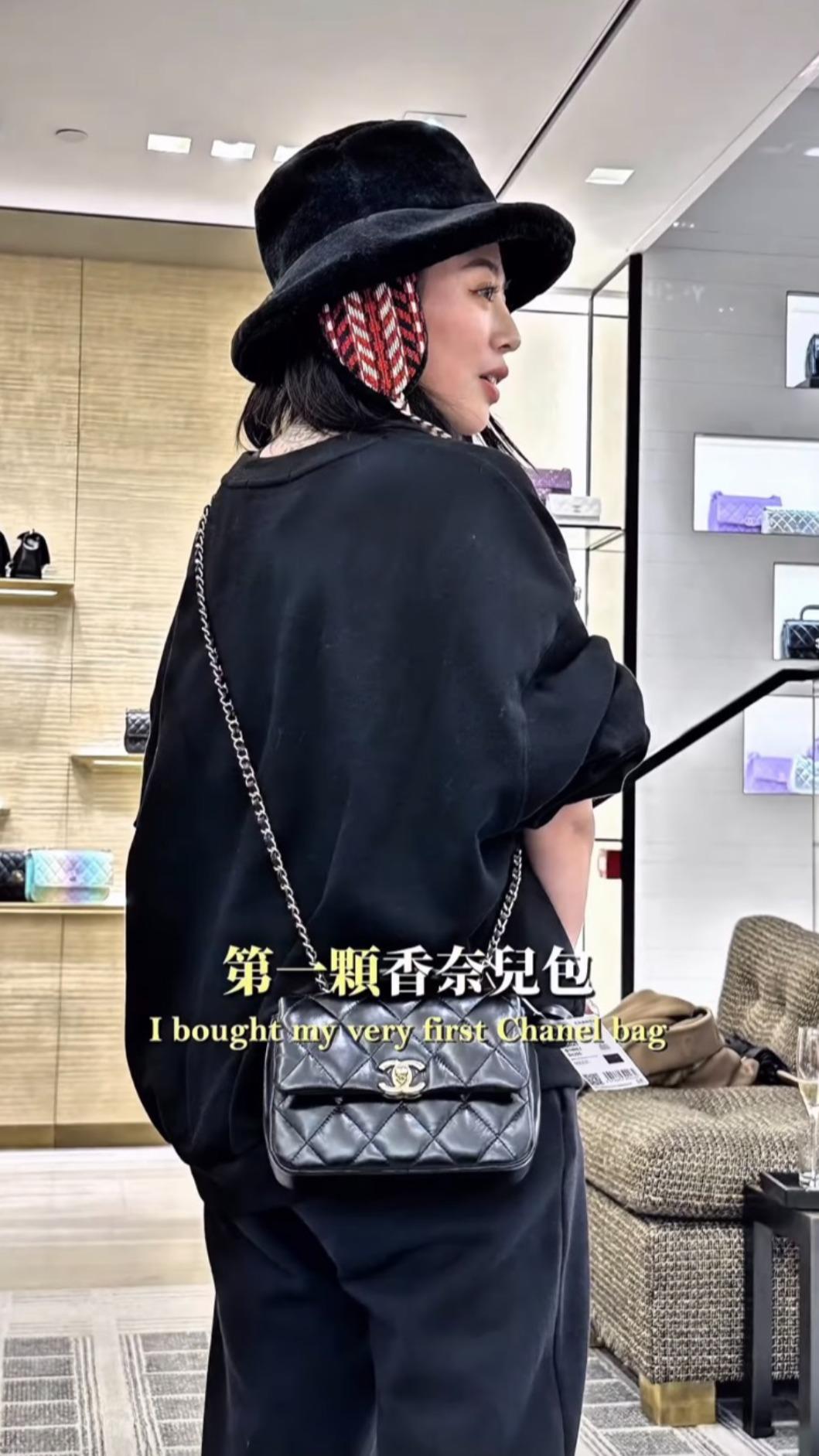 林吟蔚入手人生第1個香奈兒包包,沒想到入境遭扣查。(圖/翻攝自林吟蔚IG)