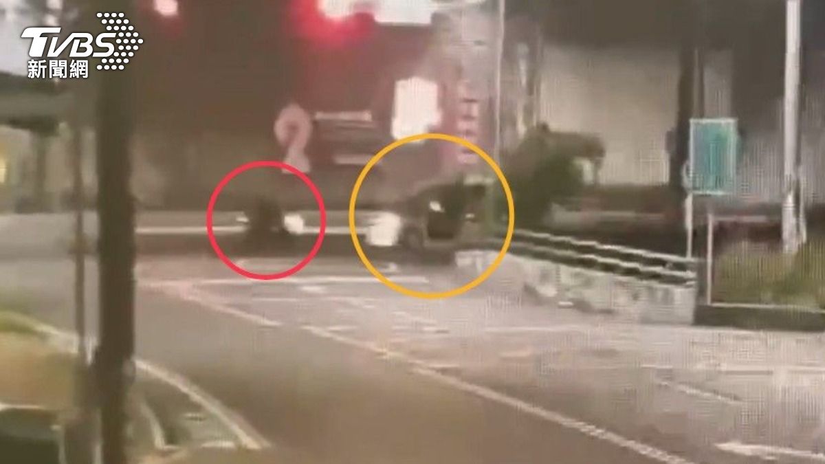 王男駕駛營業小客車（黃圈），左轉時疑似未禮讓直行車，與陳男所騎之機車（紅圈）相撞。（圖／TVBS）