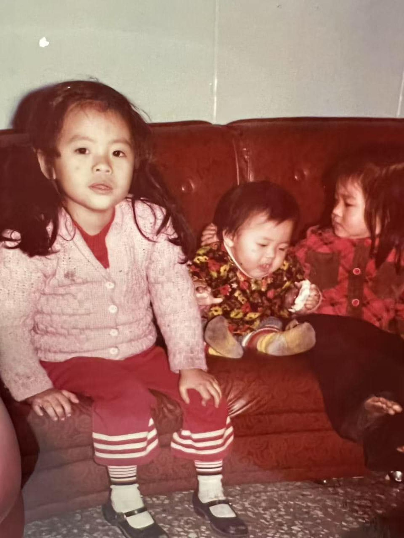 大S過世後,小S上傳她和大S及大姐的幼年照片,寫著「好想妳」。(圖/翻攝自小S臉書)