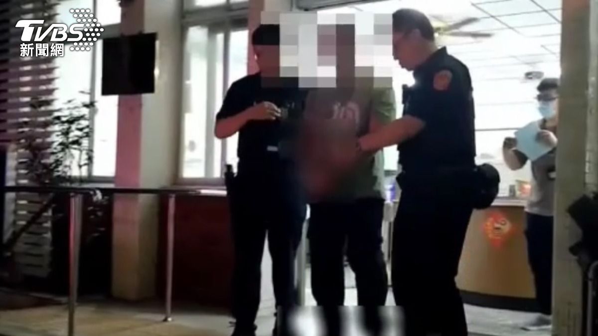 行兇的程男依殺人罪嫌移送橋頭地檢署偵辦。(圖/TVBS)