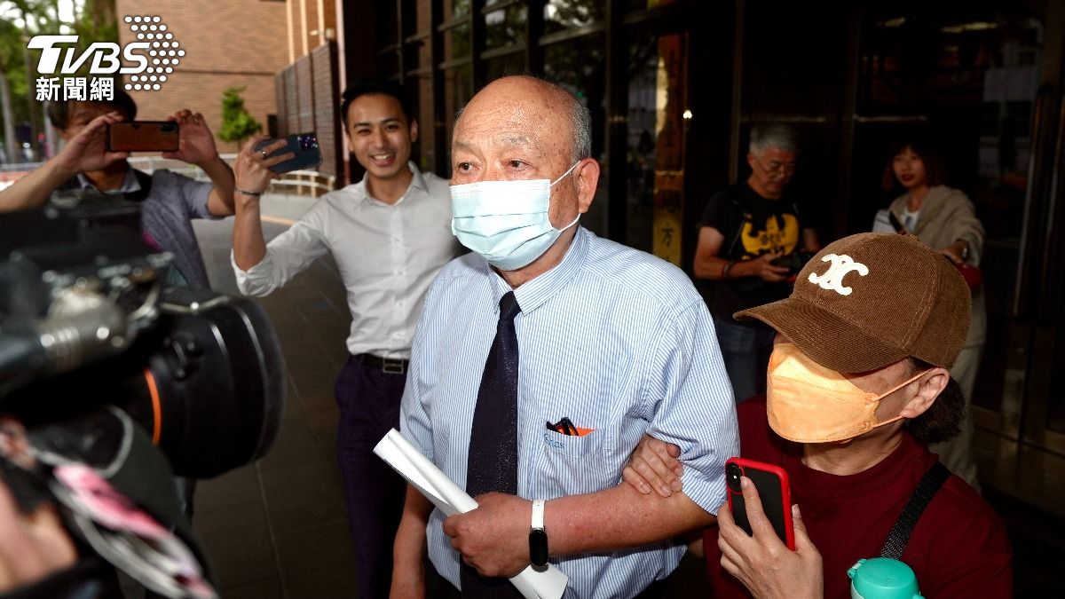 前鼎越開發董事長朱亞虎(左)出庭說明京華城案。(圖/華子琛攝)
