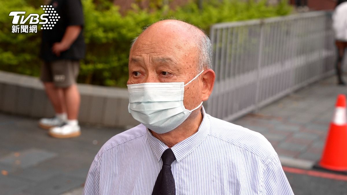 前鼎越開發董事長朱亞虎(左)出庭說明京華城案。(圖/華子琛攝)