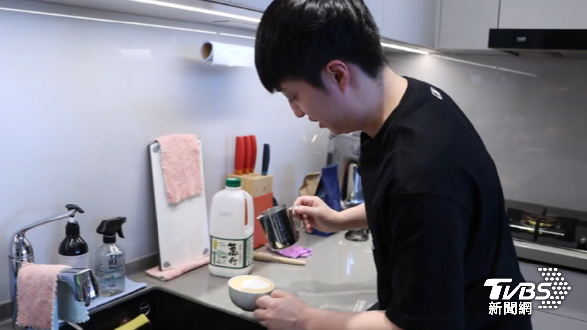 韓靖展現咖啡拉花。(圖/TVBS)