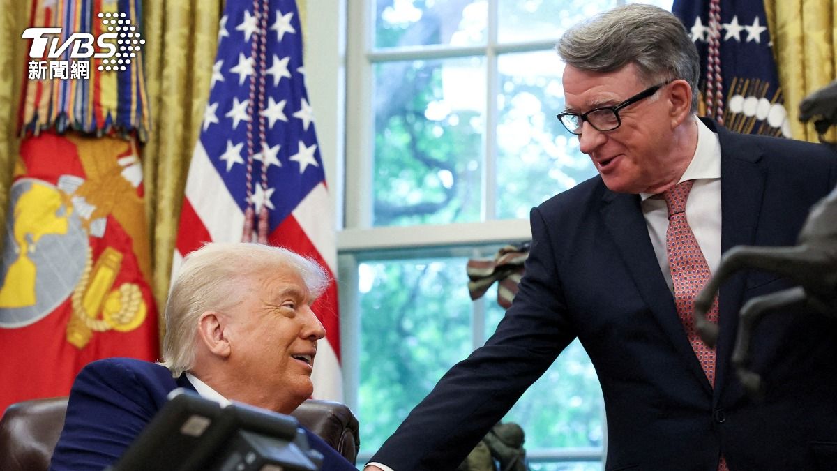 美國總統特川普(Donald Trump)與英國駐美國大使文德森(Peter Mandelson)握手。(圖/達志影像路透社)