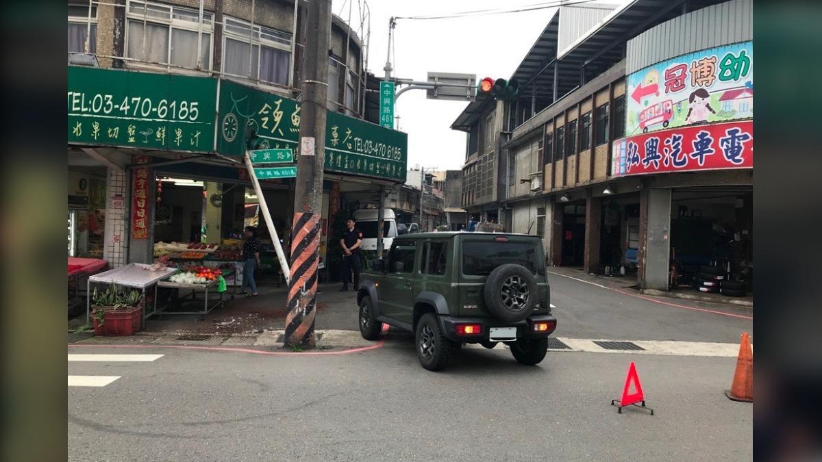駕駛開車疑身體不適 逆向撞號誌桿險衝進水果店