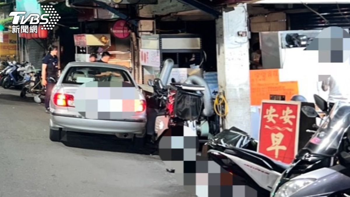 車輛往早餐店方向偏移差點就衝入早餐店。(圖/TVBS)
