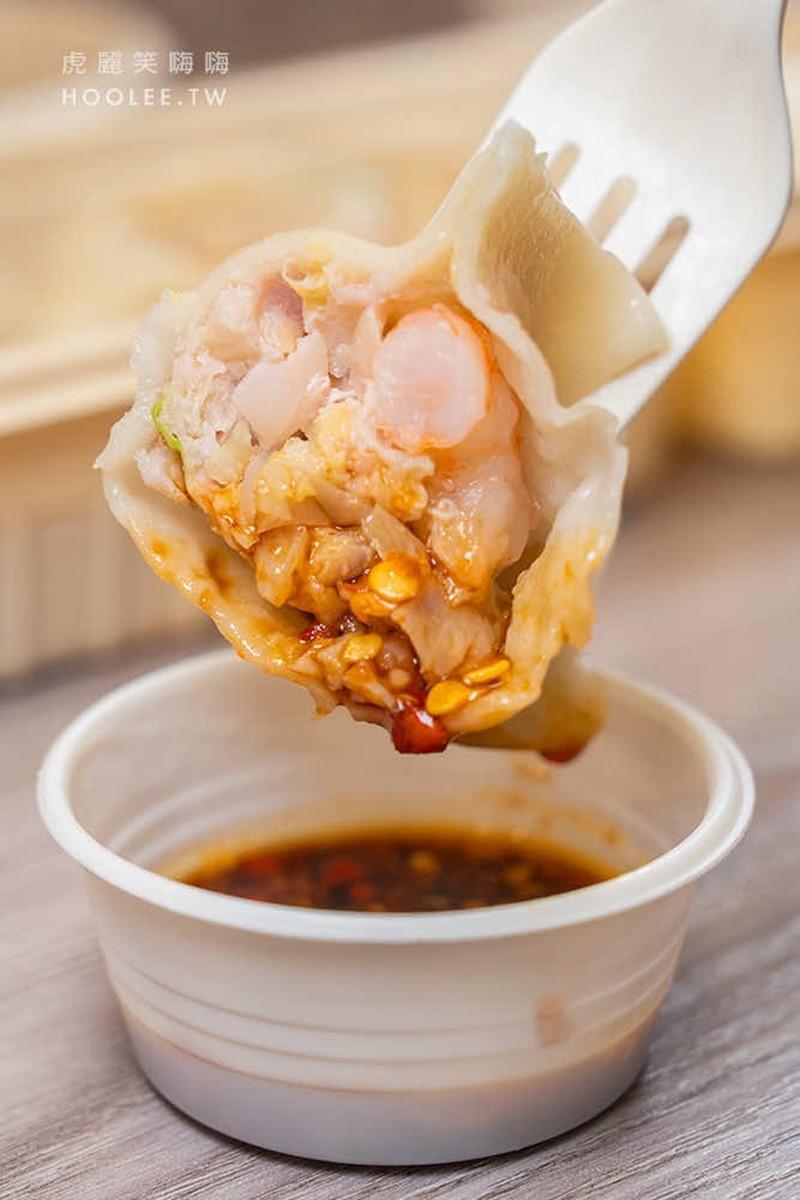 「高麗菜鮮蝦豬肉水餃」是最受歡迎的口味,吃得到整隻新鮮的蝦。(圖/虎麗笑嗨提供)