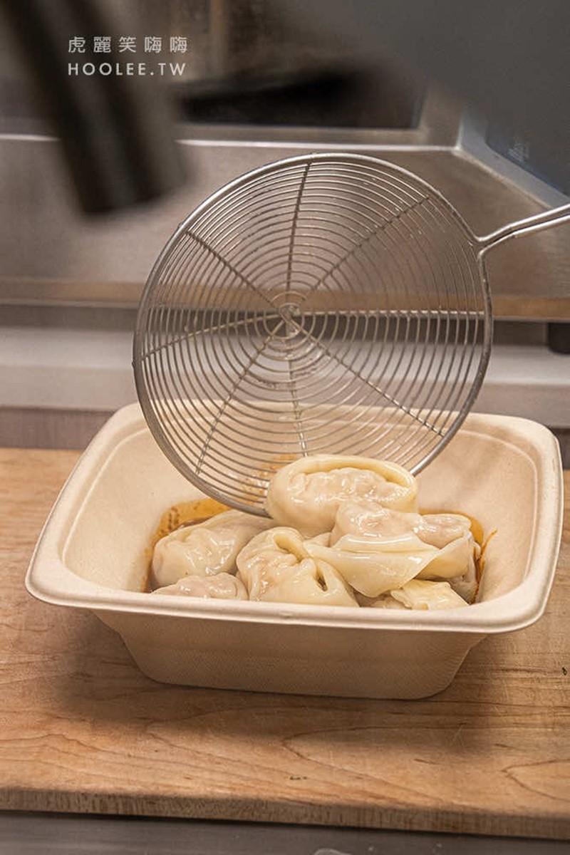店內水餃皆為現點現煮,並使用植物纖維澱粉製作的餐盒裝盛。(圖/虎麗笑嗨提供)