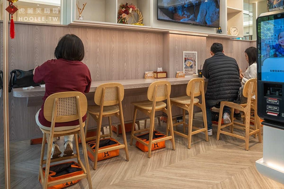 店內座位不算多,吧台設計適合1人用餐。(圖/虎麗笑嗨提供)