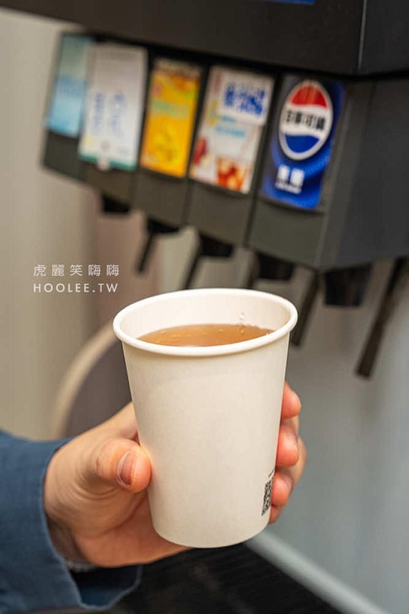 飲料提供百事可樂、檸檬紅茶、氣泡水等選擇。(圖/虎麗笑嗨提供)
