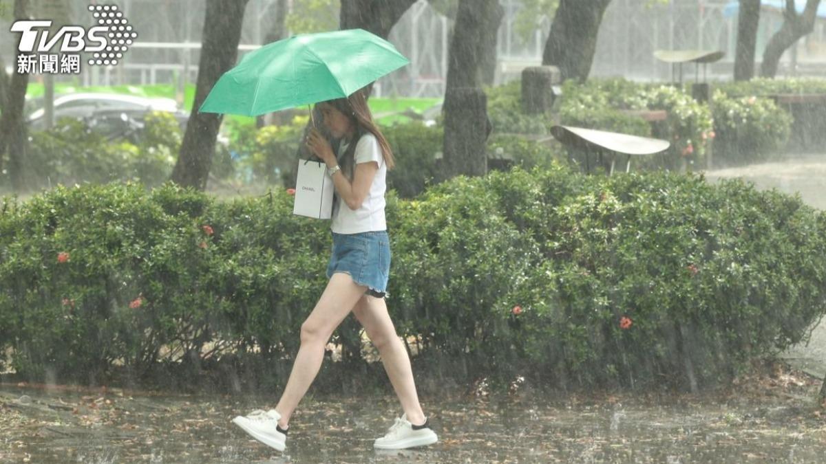 梅雨又來了!專家教自製「除臭粉」+快速乾鞋法 3材料就可做