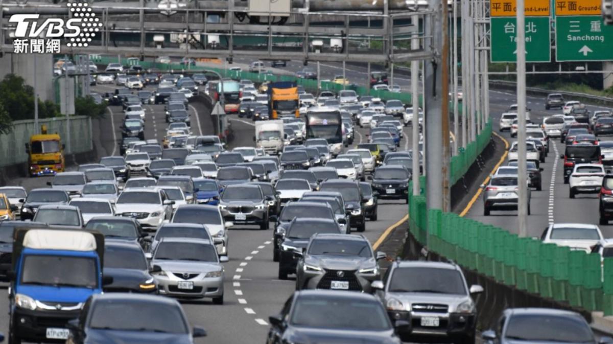 林俊憲認為,內車道只能作為超車使用,完成超車必須返回其他車道。(示意圖 / TVBS)
