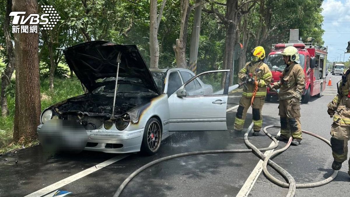 火勢燃燒猛烈,賓士車輛被燒到面目全非。(圖/TVBS)