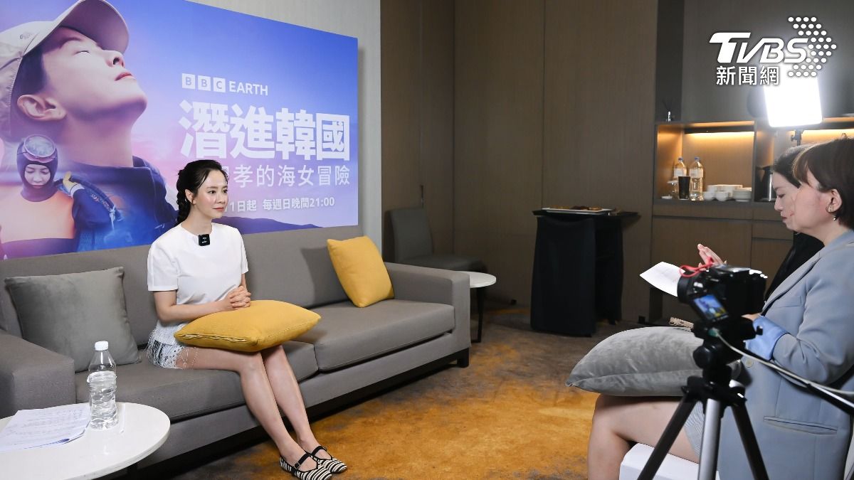 獨/宋智孝為「海女冒險」來台 接受TVBS專訪 遞抱枕找椅子暖到心坎裡