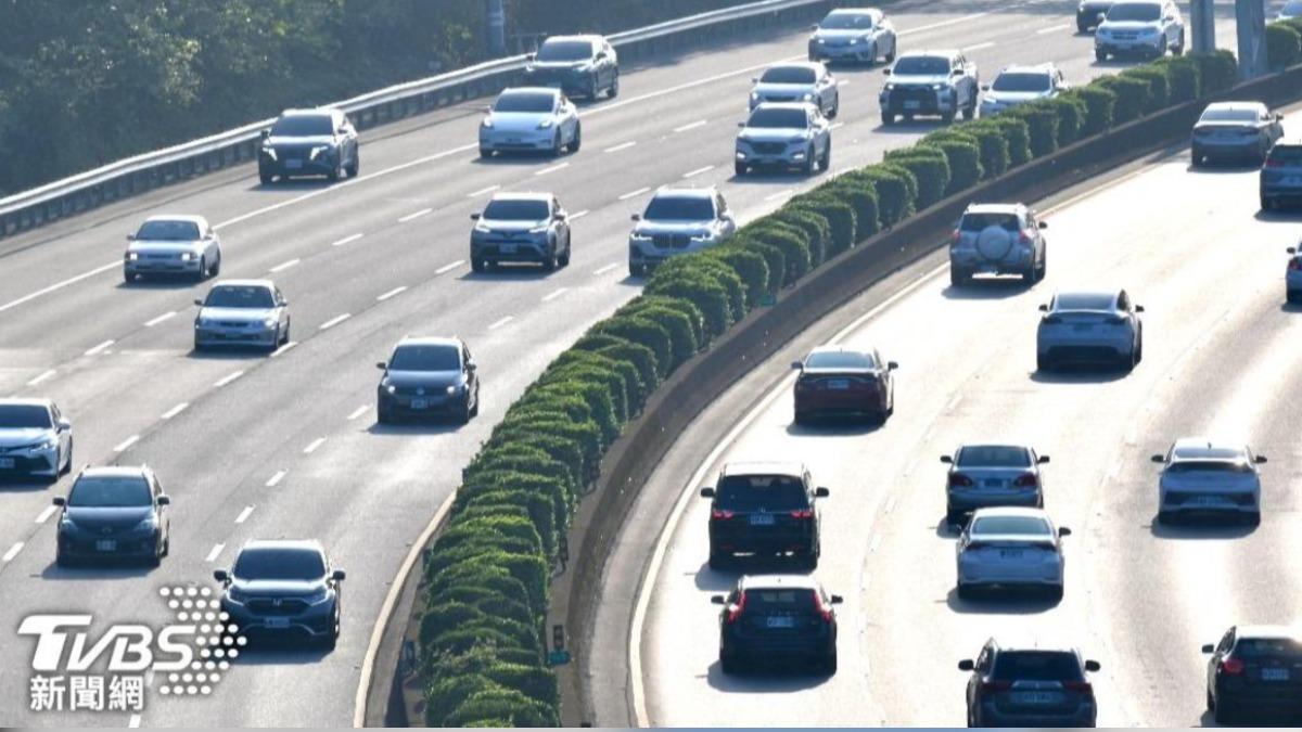 國道龜速亂象!立委轟「慢車」害內車道塞車 呼籲修法改善