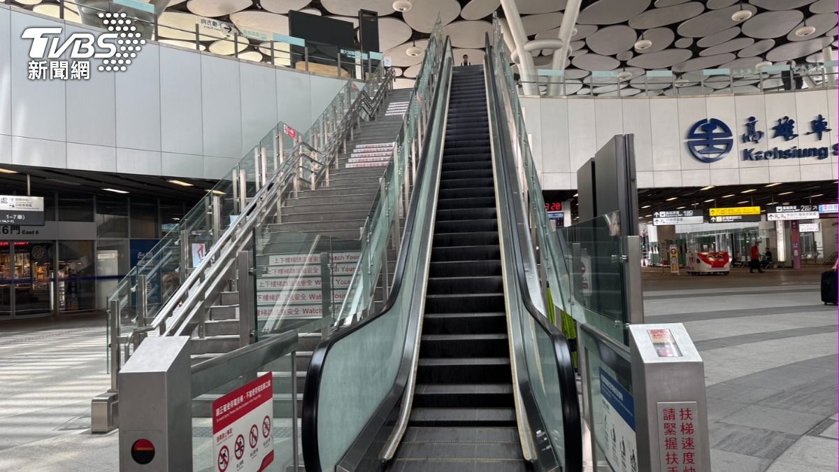 帶著大批行李的旅客只好拉著行李箱乖乖爬樓梯。（圖／陳佳宜攝）