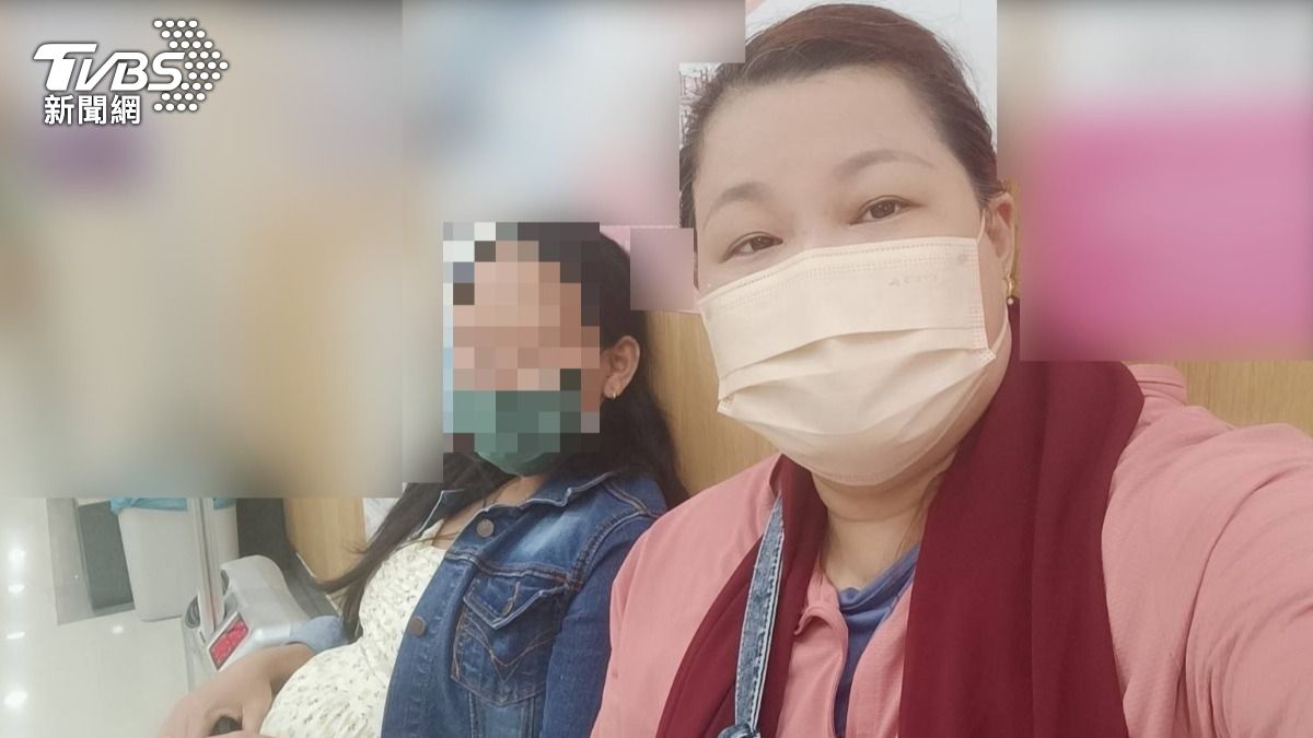 東南亞籍孕婦到醫院看診,右為中華官心協會理事長官宸誼。(圖/中華官心協會提供)