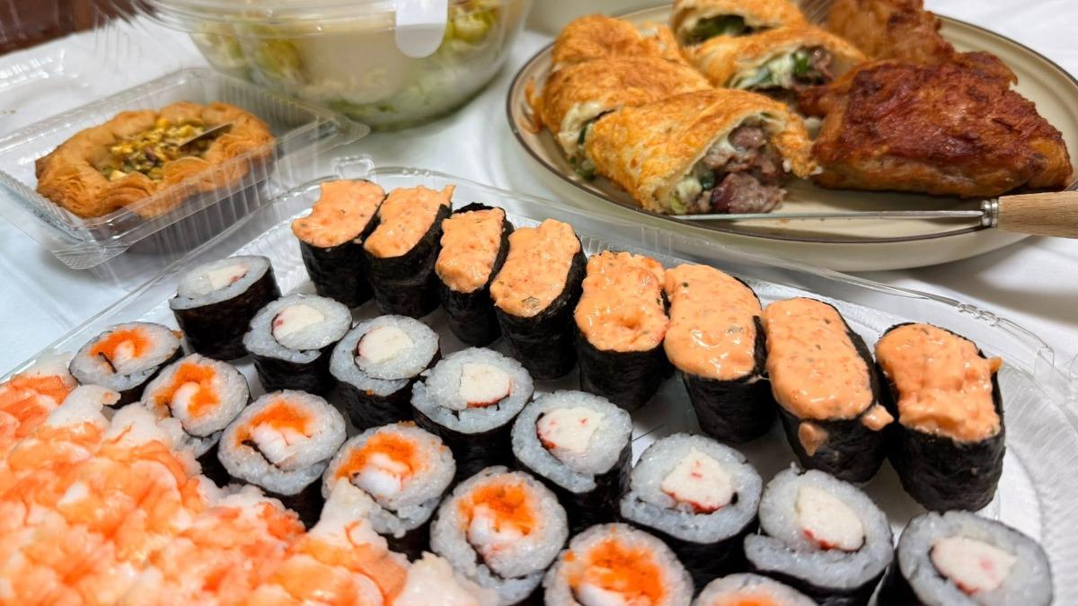 一名網友在社團分享自家母親節大餐。(圖/翻攝自FB「Costco好市多 商品經驗老實說」 )