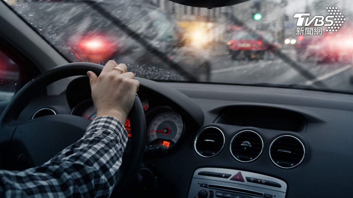 下雨天開車忘做1事「最高罰3600」 警也認:法條很刁鑽