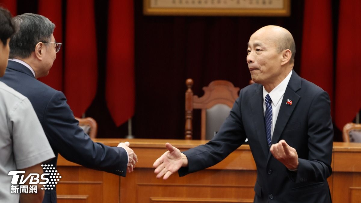 韓國瑜與卓榮泰握手寒暄。(圖/華子琛攝)
