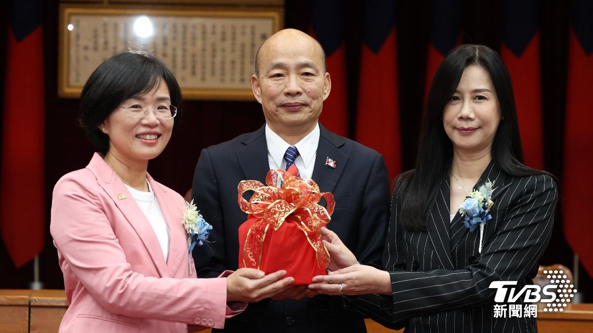 韓國瑜見證厚生會前任會長萬美玲(右)、蘇巧慧(左)交接。(圖/華子琛攝)