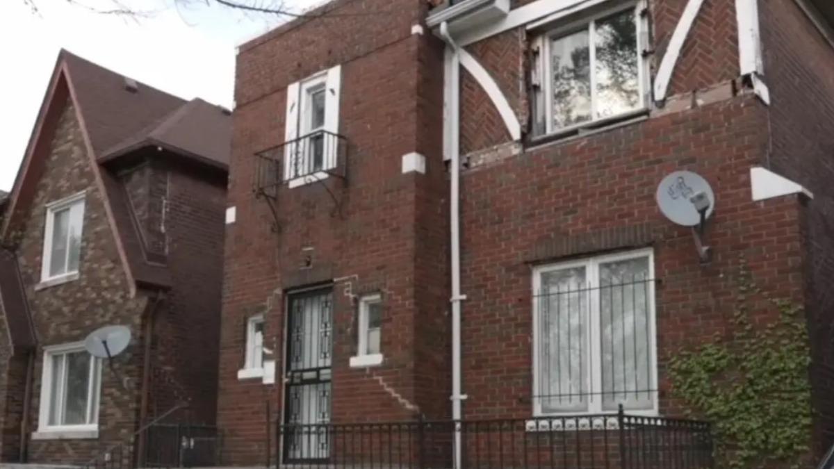 布羅德納克斯強襲闖入住宅,還強迫他年僅11歲的女兒參與行竊。(圖/翻攝自CBS News)