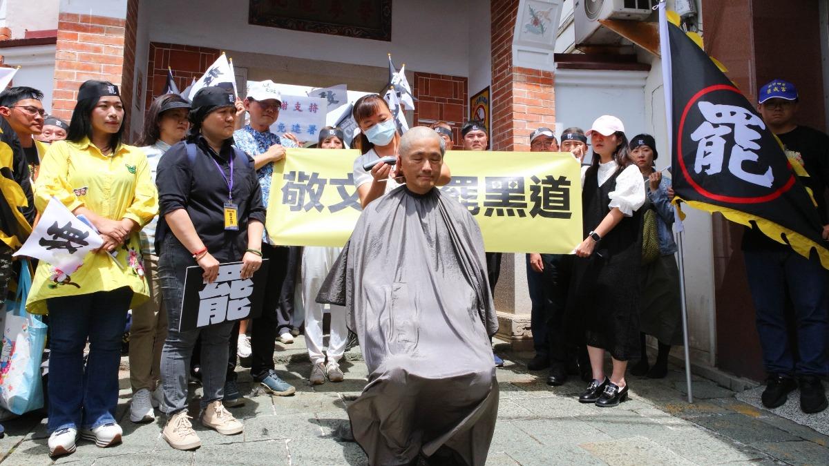 前客委會主委楊長鎮為催罷免、聲援在化療的領銜人剃光頭。(圖/救苗栗聯盟提供)