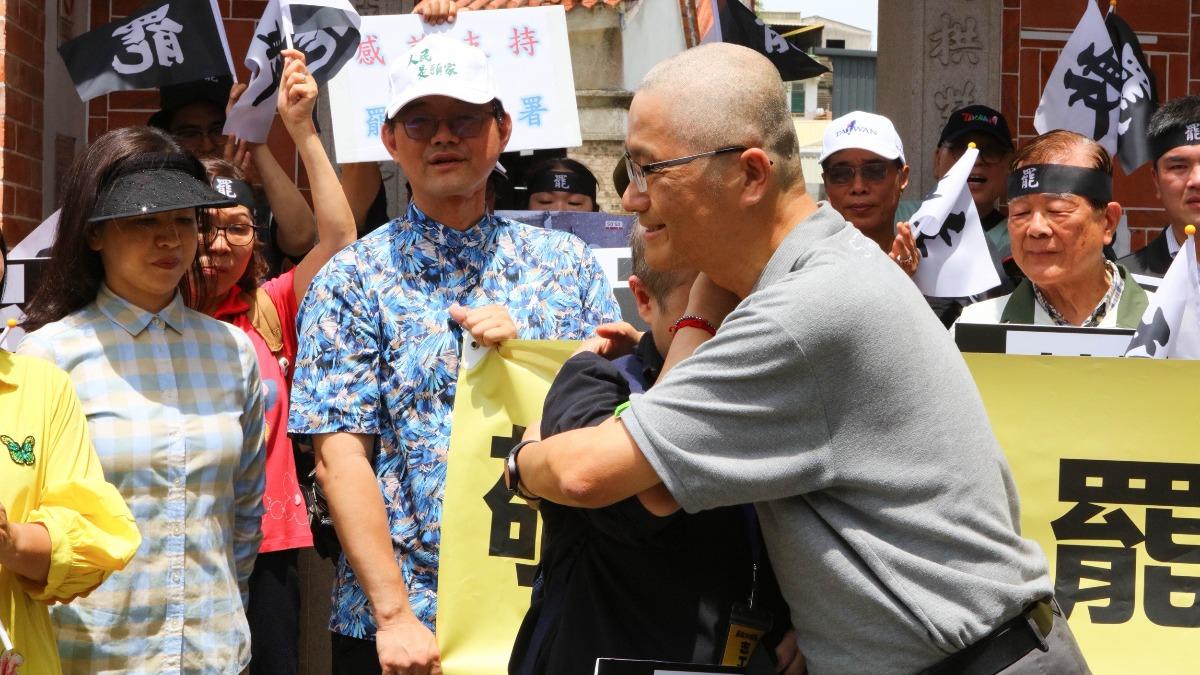 領銜人見楊長鎮聲援,忍不住痛哭流涕。(圖/救苗栗聯盟提供)