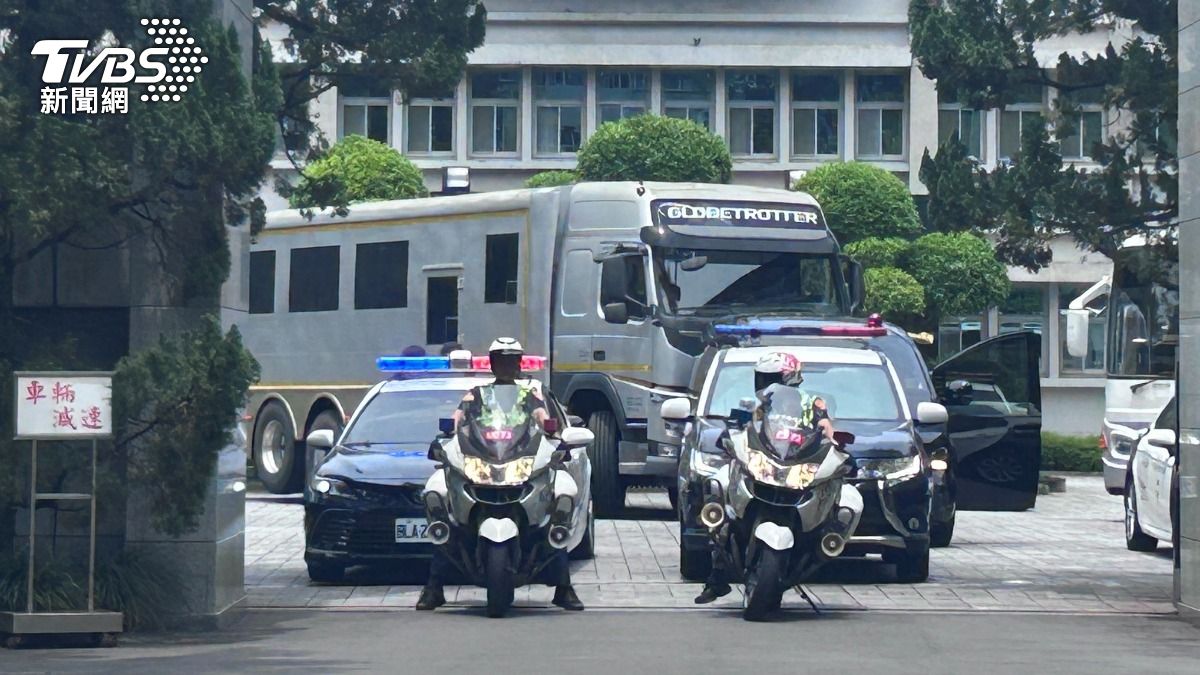 毒品全程使用裝甲車護送。(圖/TVBS)
