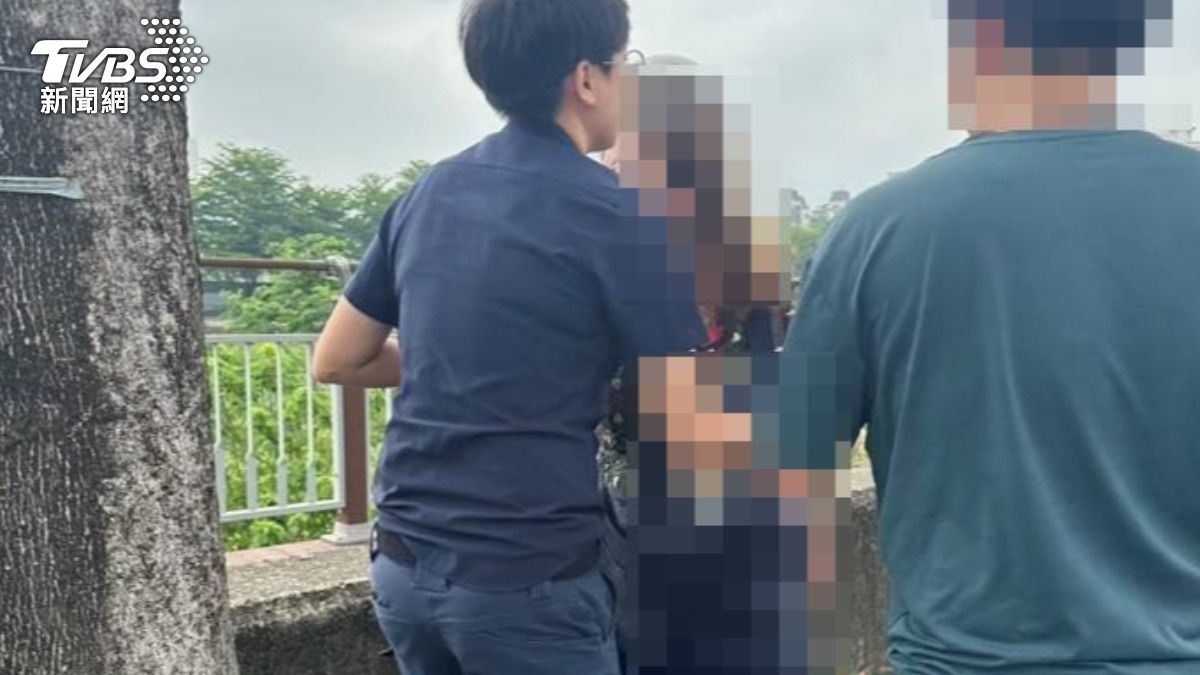 李妻生氣騎車離家出門，12時站在河堤上傳訊息給林姓丈夫「道別」。（圖／TVBS）