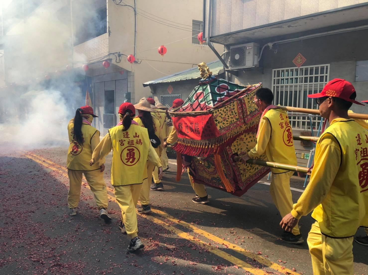 粉專指出穿著「勇」字背心即為媽祖的士兵，只聽令於媽祖。（圖／翻攝自「山邊媽祖粉絲團」臉書）