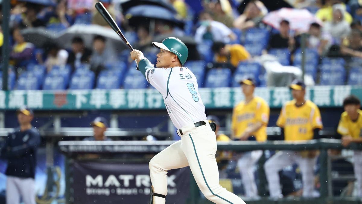 「大王」王柏融。(圖/翻攝自臉書@TSGHAWKS)