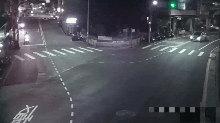 警方調閱監視器畫面,李男與同行的白色廂型車在遭開槍後隨即往五股方向逃逸。(圖/TVBS)