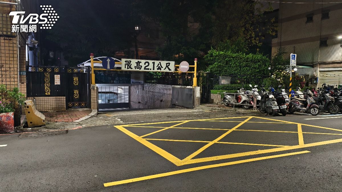 現場雖未發現彈殼或其他違禁物,但地面遺留部分車燈碎片。(圖/陳冠宇攝)