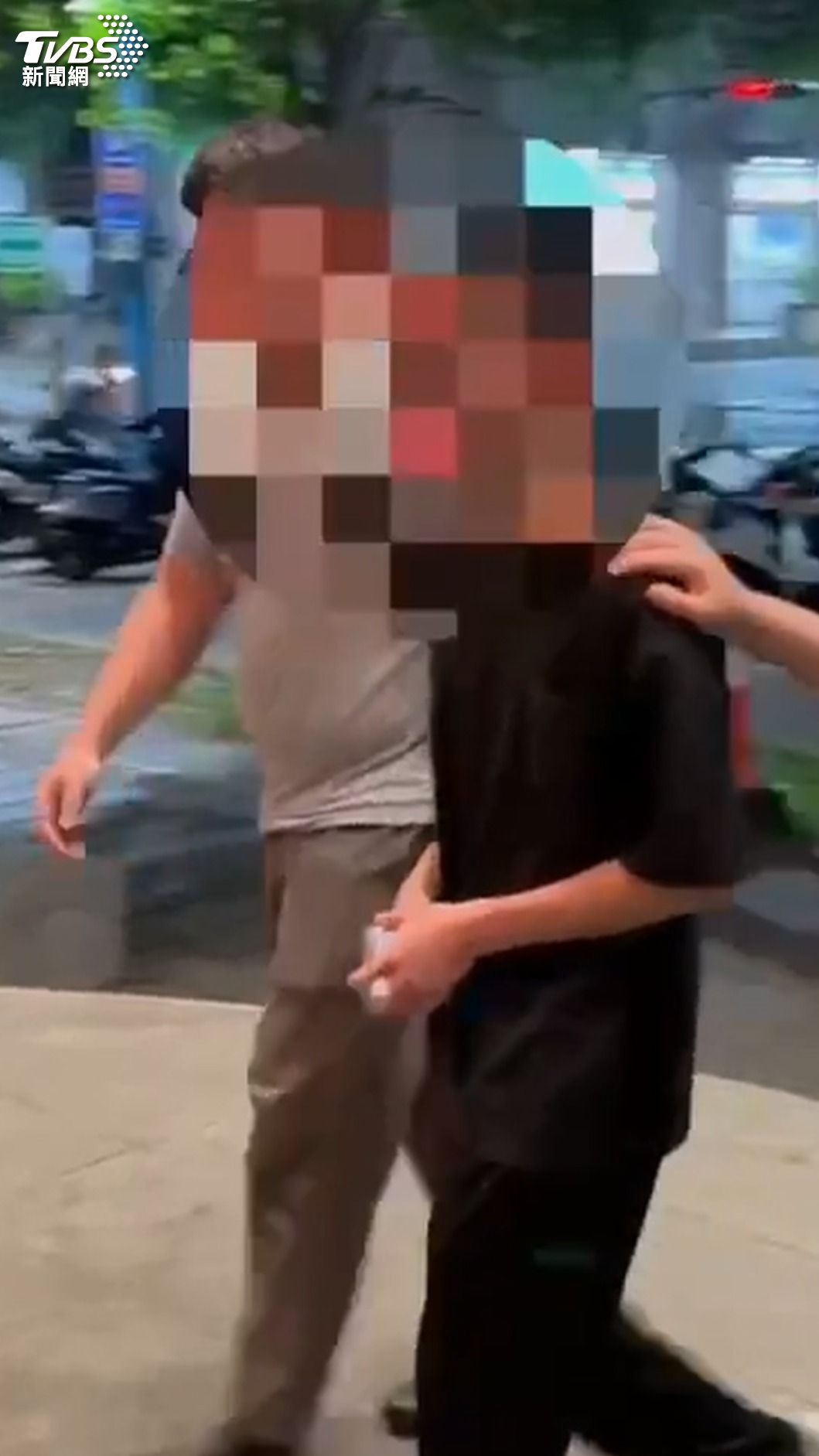李男被帶回後向警方聲稱是「被叫去的」,對於為何遭開槍及是否涉及糾紛皆語焉不詳。(圖/TVBS)