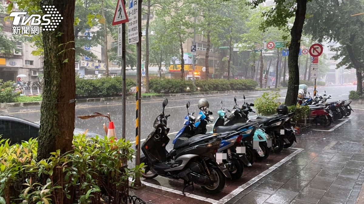 天氣/雨彈來了!「16縣市大雨特報」開炸 大雷雨狂轟北台灣