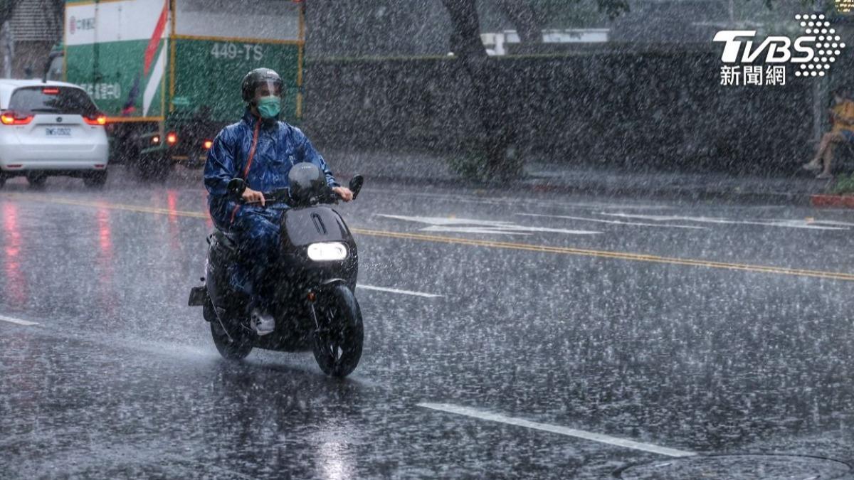 大雷雨狂轟北台灣!松山機場8:28暫停起降 部分航班恐延誤