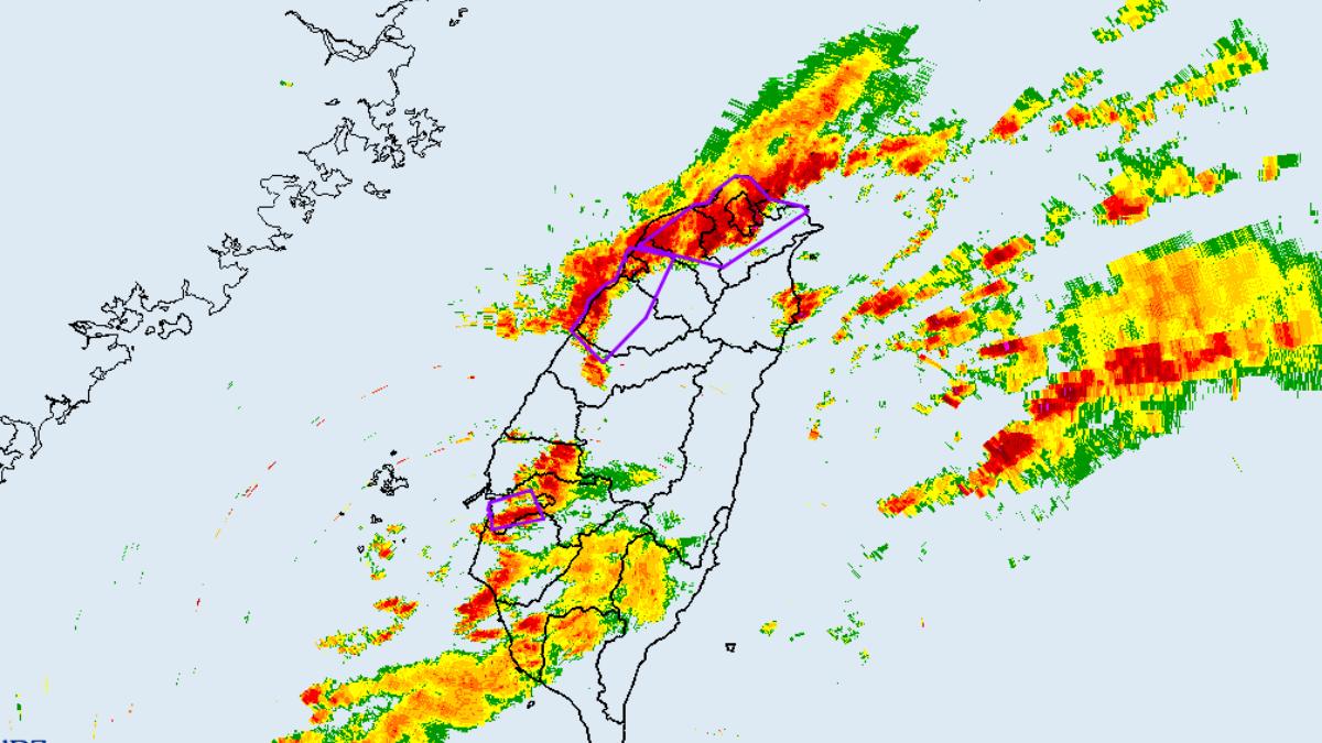 天氣/雨勢升級!鋒面影響「3縣市豪雨特報」 大雷雨狂轟11縣市