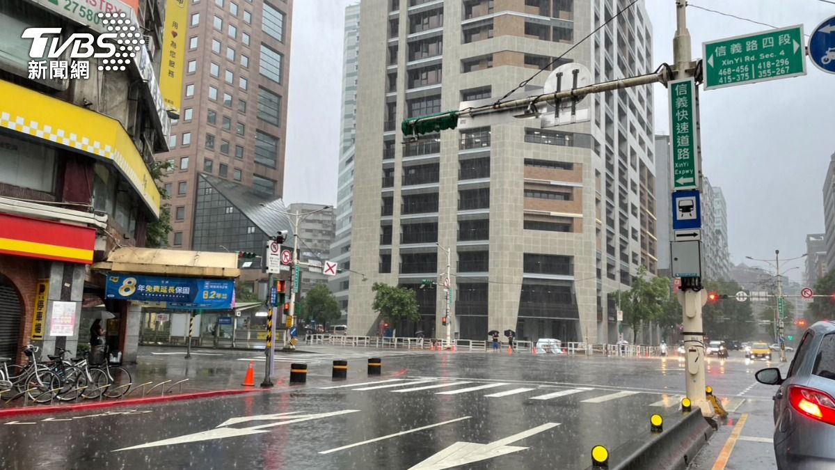 天氣/大雷雨炸北台灣!他買早餐「雨傘開花全身溼」 雨停時間曝