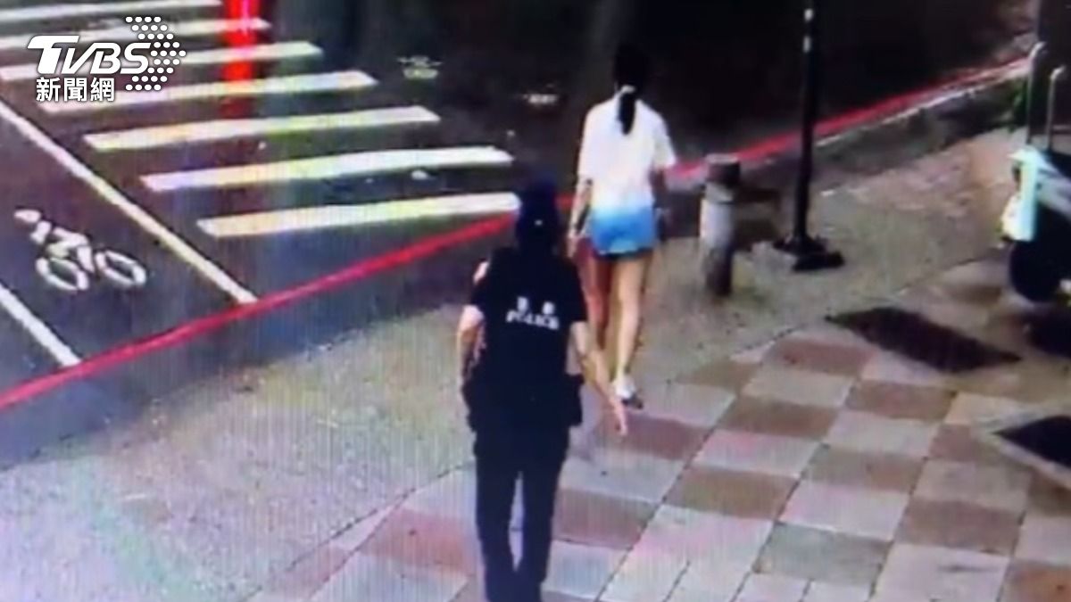 女子淋雨進行法事，員警獲報前往關懷。（圖／TVBS）